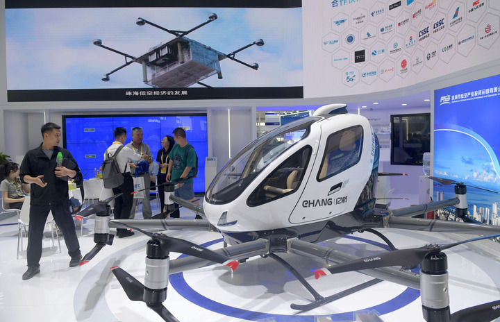 这是在珠海航展上展示的亿航智能EH216-S无人驾驶载人航空器（2024年11月13日摄）。新华社记者 卢汉欣 摄