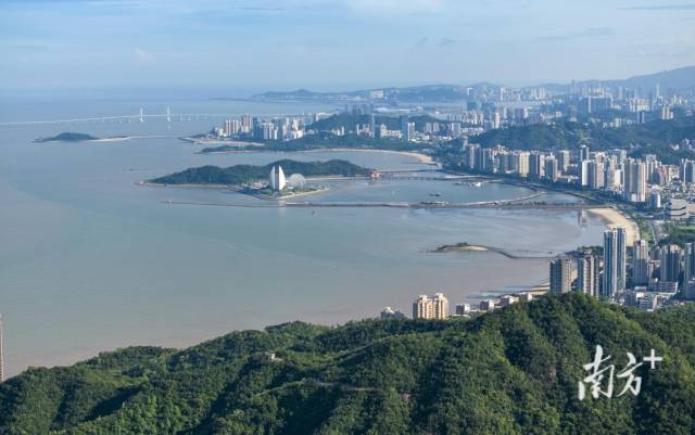 从珠海凤凰山远眺珠海主城区。