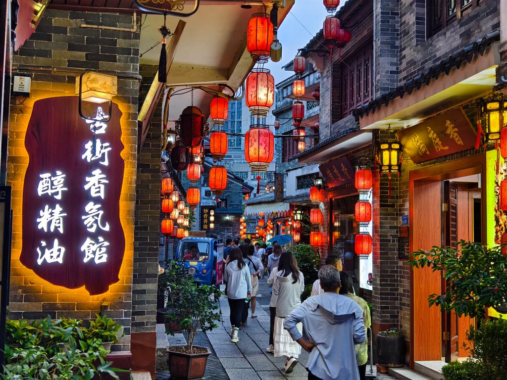 位于广东东莞寮步镇的牙香街，浓厚的岭南风格吸引不少外地游客前来参观游览。新华社发（易建摄）