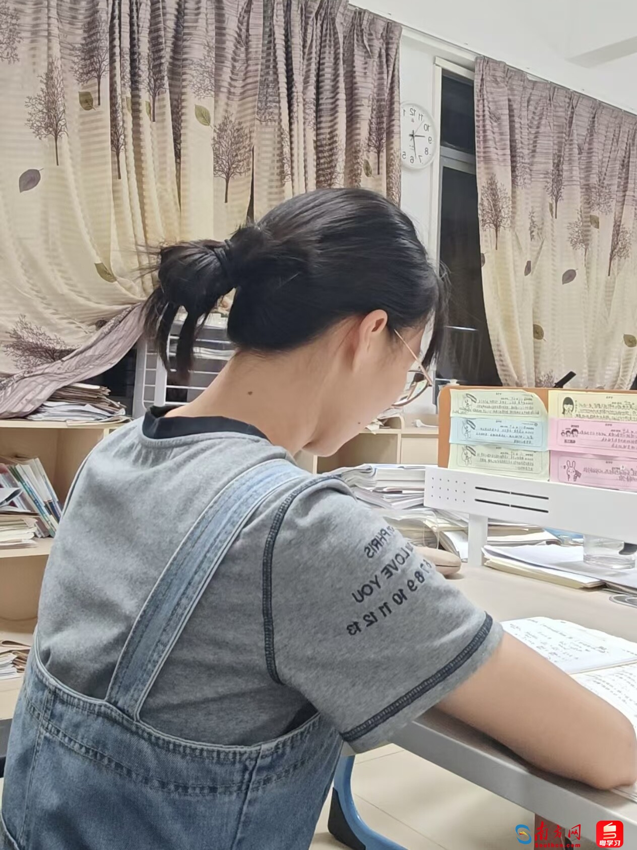 周丽红在工位上备课。受访者供图