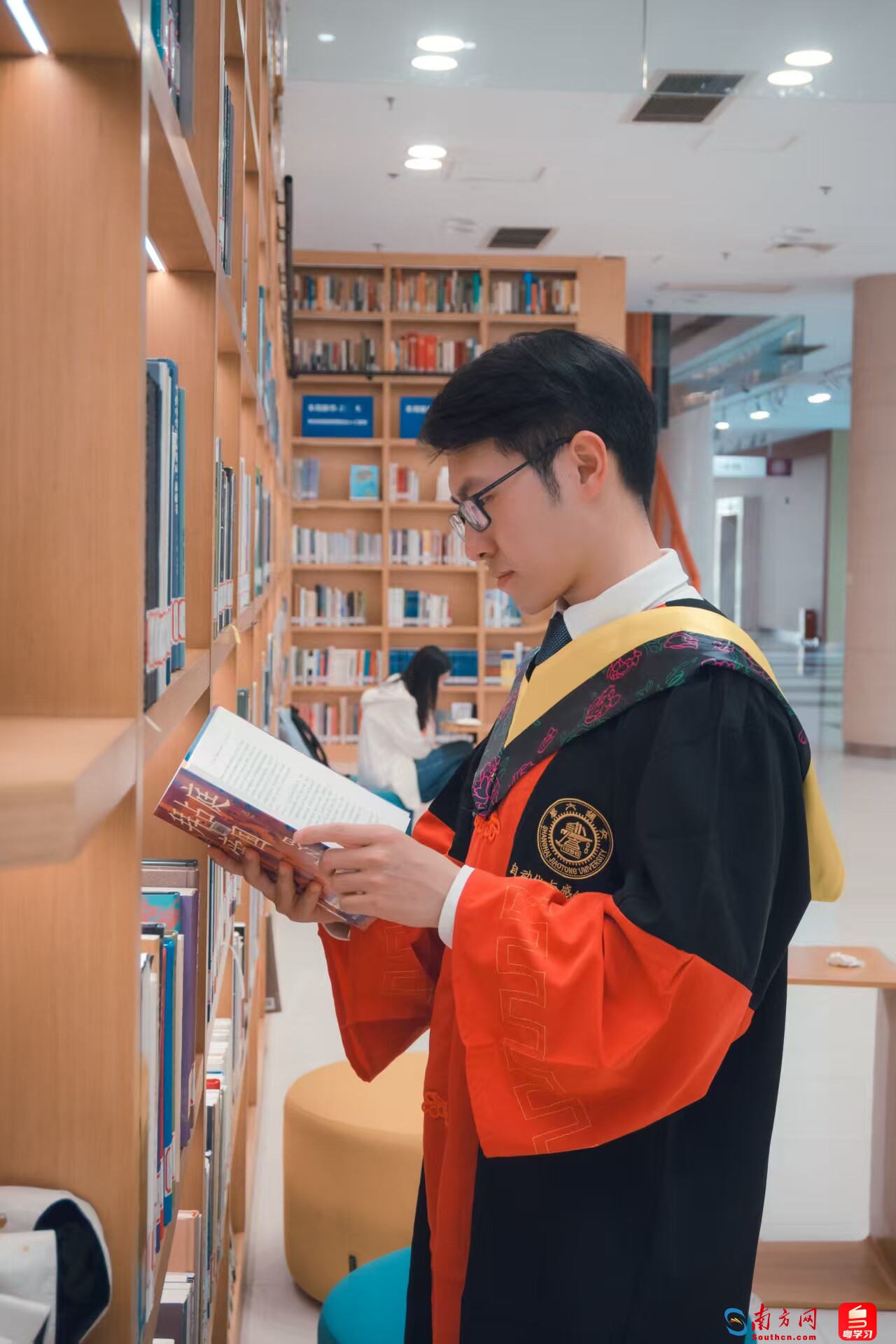 张宸鸣毕业照。受访者供图。