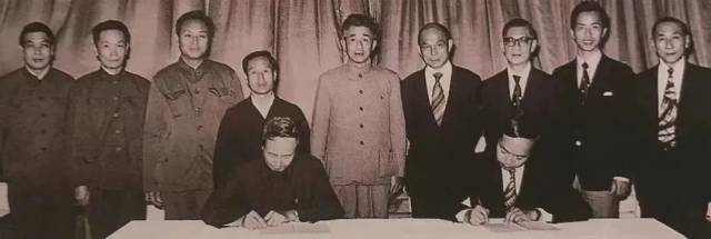 参加创立省港杯足球赛签字仪式的双方人员。（资料图）