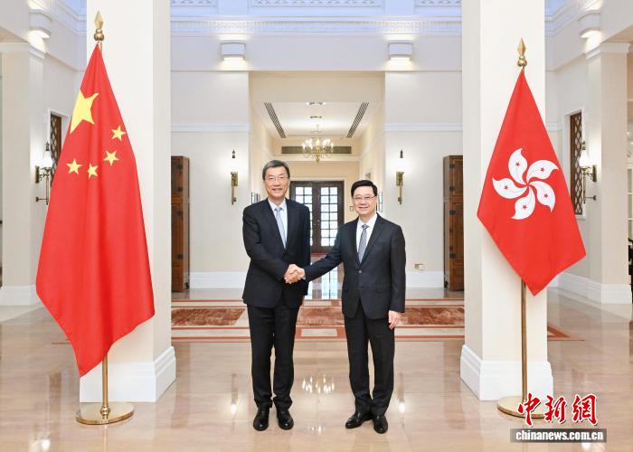 8月13日，香港特区行政长官李家超(右)在香港礼宾府与教育部部长怀进鹏(左)会面?！?香港特区政府新闻处供图)