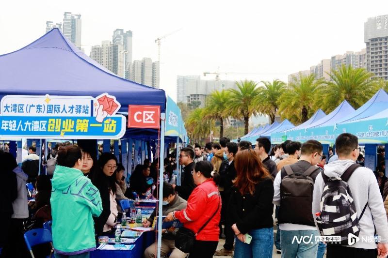 今年年初，南沙区举办“粤聚英才·粤见未来”——广州南沙2025年春季图南筑梦招聘会现场，不同企业展位前都迎来了大量求职者。