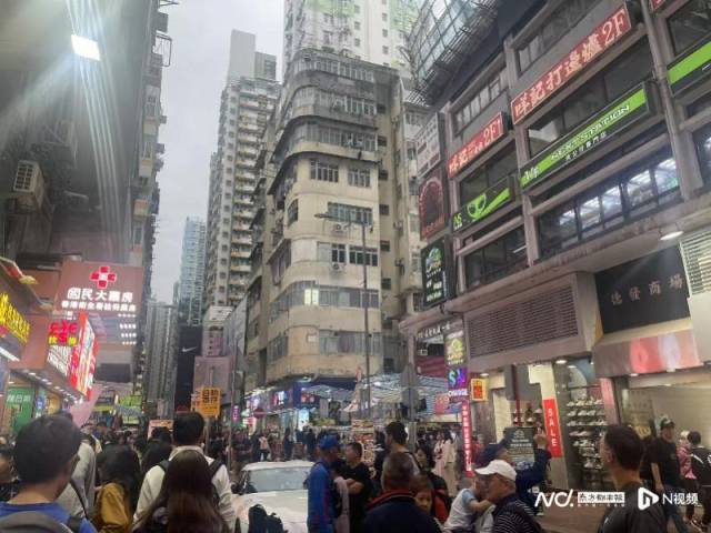 香港城市生活节奏快，居住环境相对狭小，给赴港发展的人才带来不小的挑战。