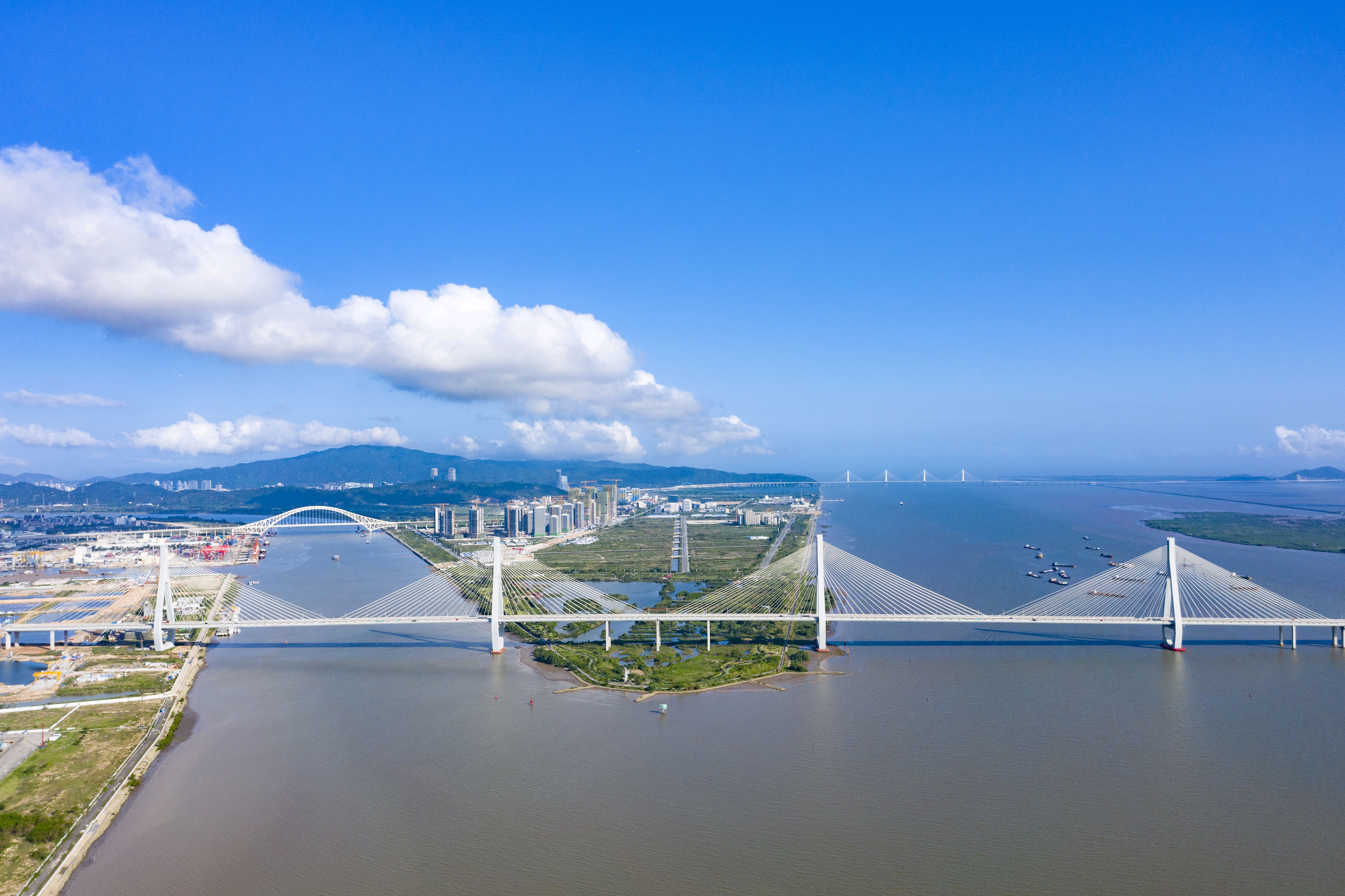 珠海金湾地处港珠澳大桥西延线之上，也是“港车北上”向西的第一站。图为连接珠海东西的洪鹤大桥。
