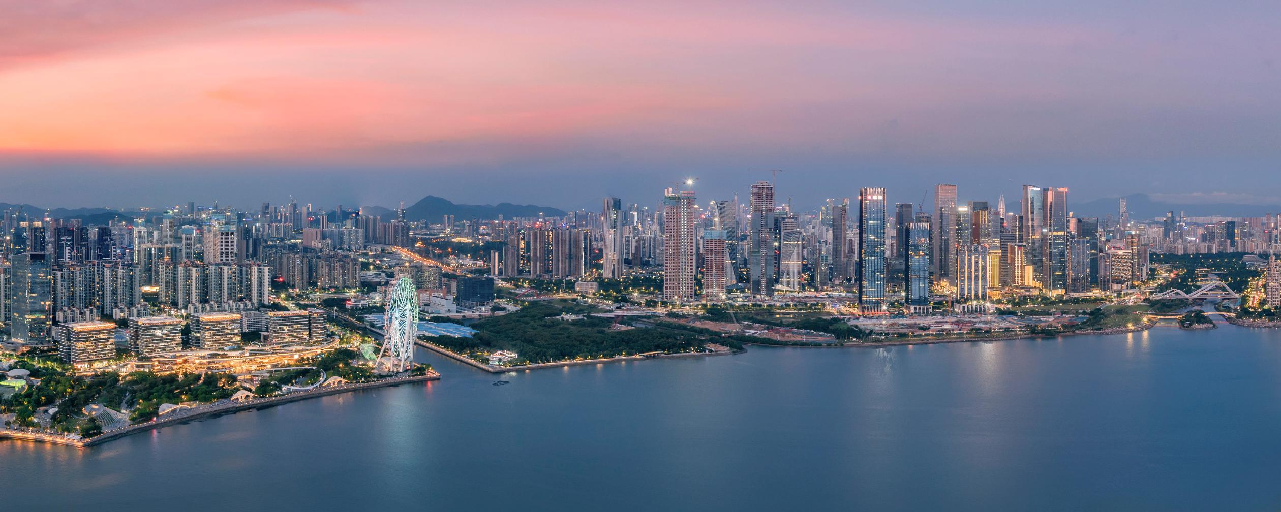 晚霞中的深圳前海一景。新华社发