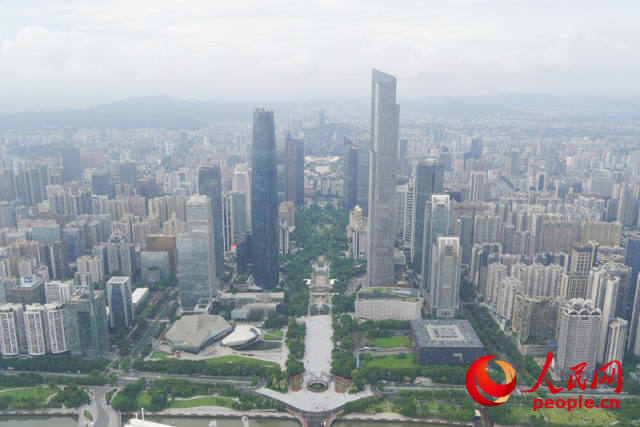 广东是我国首个经济总量突破14万亿元的省份，图为广州城市新中轴线珠江新城。人民网 王雅蝶摄