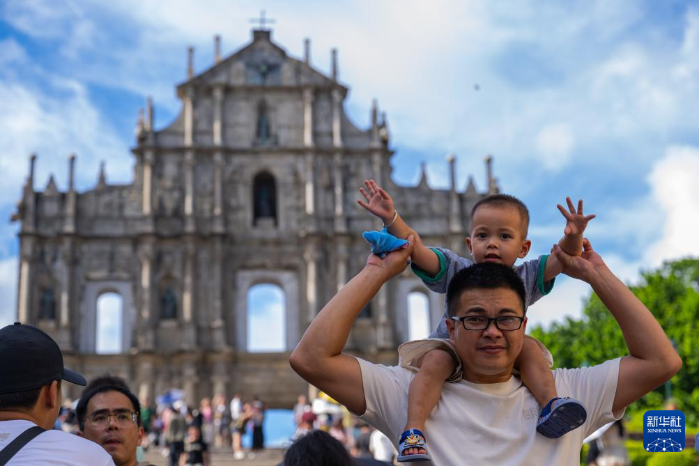 8月21日，旅客在澳门大三巴牌坊前游览。新华社发 （张金加摄）