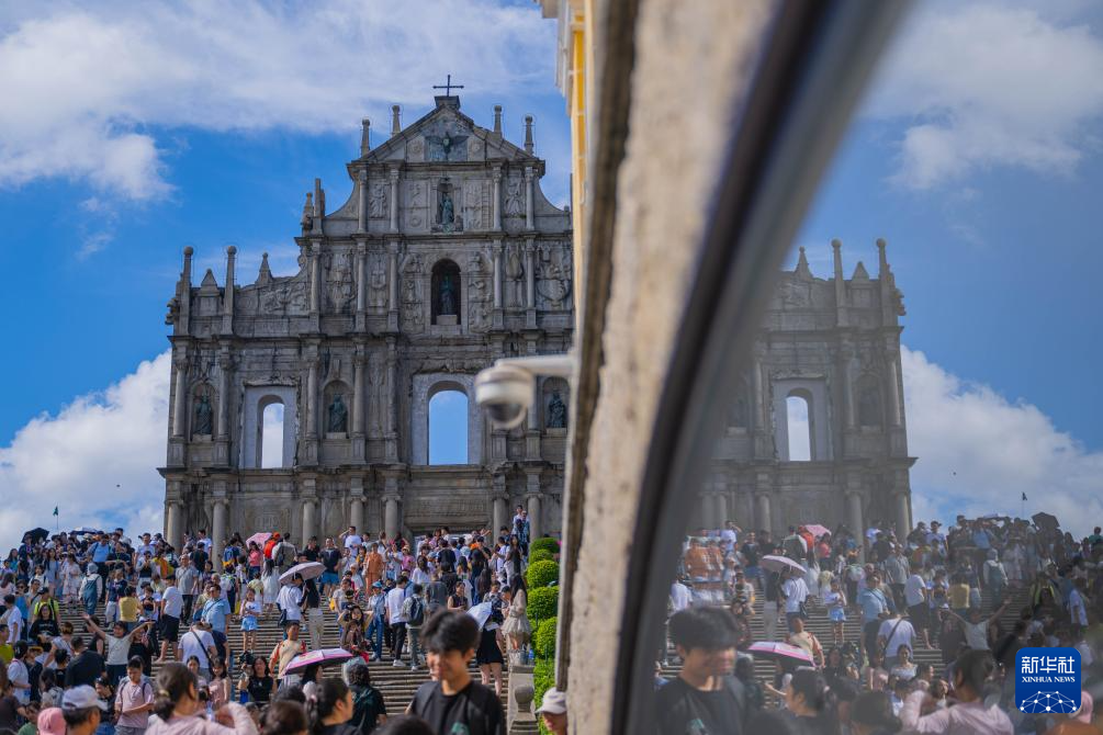 8月21日，旅客在澳门大三巴牌坊前游览。新华社发 （张金加摄）