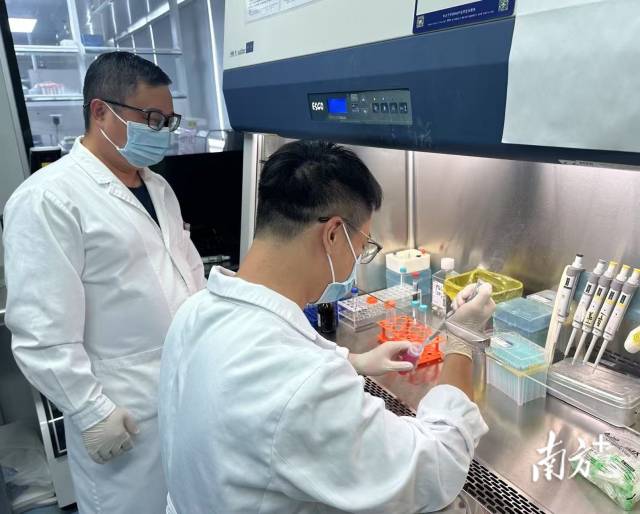 臧健坤（右一）正在做实验。市一医院供图