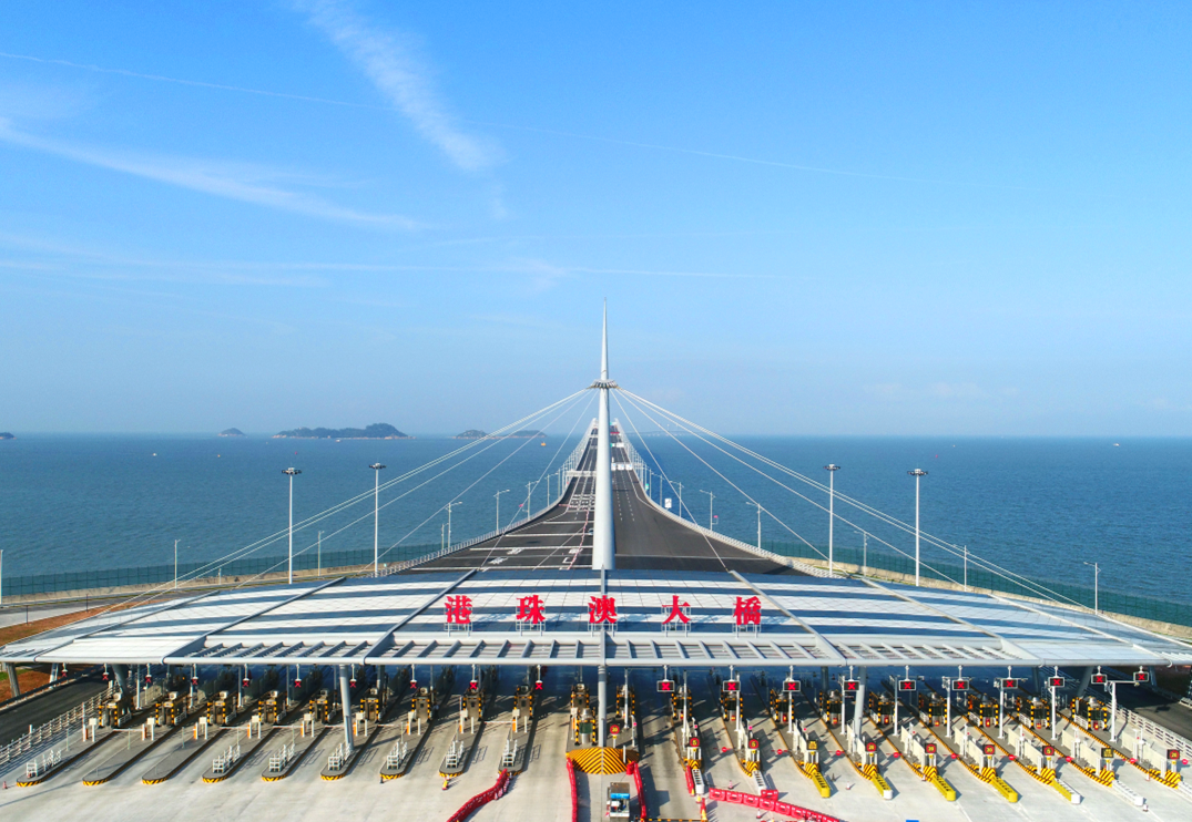 港珠澳大橋總長(zhǎng)約55公里，跨越伶仃洋，東接香港，西接廣東珠海和澳門(mén)，打通了珠江口東西兩岸的交通大動(dòng)脈，大橋開(kāi)通后，從香港到珠海、澳門(mén)從3個(gè)小時(shí)縮短至約45分鐘，使粵港澳三地加快形成“1小時(shí)生活圈”，對(duì)提升珠江三角洲地區(qū)的綜合競(jìng)爭(zhēng)力，保持港澳的長(zhǎng)期繁榮穩(wěn)定，打造粵港澳大灣區(qū)具有重要戰(zhàn)略意義。