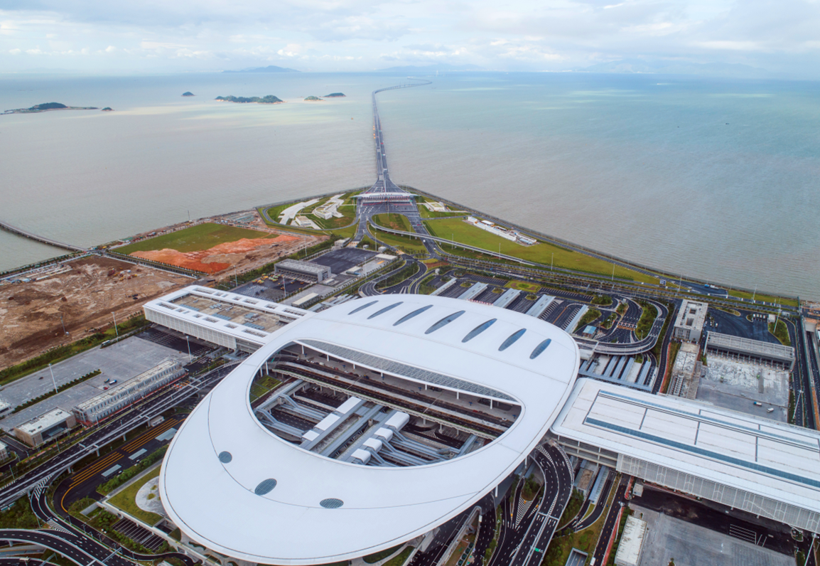 港珠澳大橋兩座人工島島上建筑總體形態(tài)趨同，呈橢圓形，采用蠔貝主題設(shè)計(jì)，均包含主體建筑、廣場(chǎng)、環(huán)島公路等。兩座島功能定位不同，靠近香港側(cè)的東島總面積97962平方米，島長(zhǎng)625米，是集交通、管理、服務(wù)、救援和觀光功能為一體的綜合運(yùn)營(yíng)中心，且開(kāi)放游客觀景攬勝功能，可近距離觀賞或沖天或滑翔的航班景象，還能偶見(jiàn)白海豚的嬉戲、浮沉景象，西島總面積101973平方米，島長(zhǎng)625米，功能則以隧道通排風(fēng)、運(yùn)營(yíng)管理、養(yǎng)護(hù)、辦公為主。