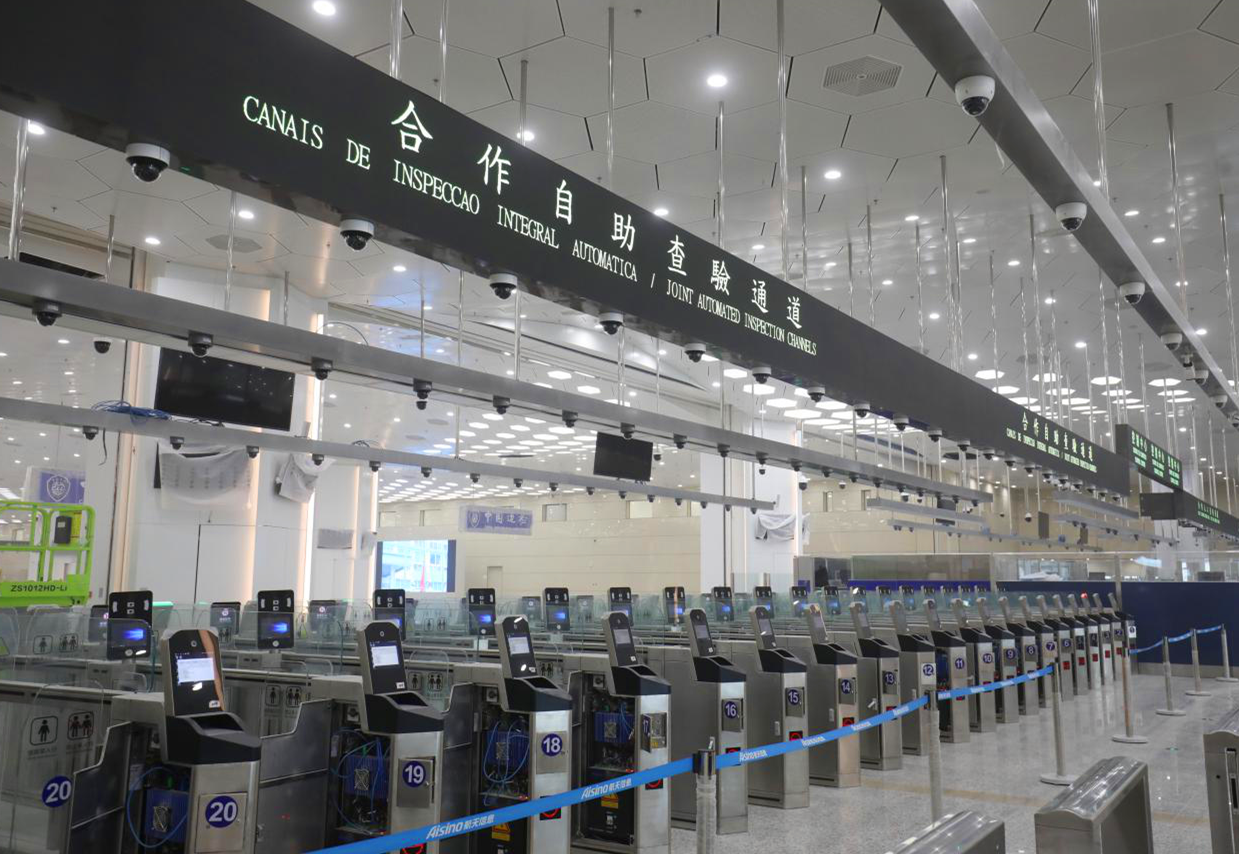 新橫琴口岸開創(chuàng)了全國(guó)口岸建設(shè)法律授權(quán)的先河。2020年3月，國(guó)務(wù)院印發(fā)《國(guó)務(wù)院關(guān)于同意啟用橫琴口岸澳方口岸區(qū)及相關(guān)延伸區(qū)旅檢區(qū)域的批復(fù)》，同意橫琴口岸澳方口岸區(qū)及相關(guān)延伸區(qū)旅檢區(qū)域自2020年3月18日零時(shí)起啟用，并適用澳門特別行政區(qū)法律實(shí)施管轄。